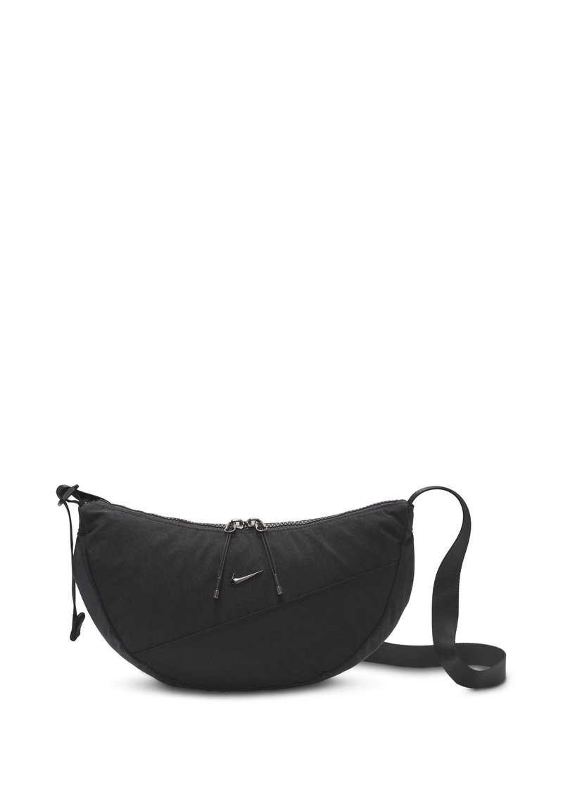 Sac bandoulière en tissu noir avec une forme de demi-lune, doté d'une fermeture éclair, d'une sangle ajustable et d'un accent logotypé. Surface texturée avec un détail de couture.