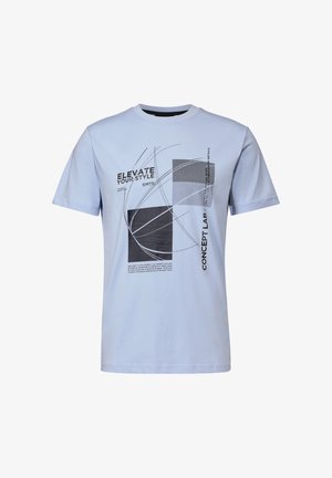 Lyseblå bomulds t-shirt med grafisk design, der har sort tekst, former og linjer. Korte ærmer og rund halsudskæring.