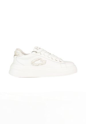 Sneaker bianca bassa con suola spessa, lacci lavorati e logo con motivo discreto sul lato e sulla linguetta del tallone.