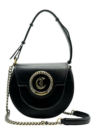 Sac à main en cuir noir de forme ronde, avec des accessoires en métal doré et une bandoulière ornée de chaînes. Présente un logo circulaire avec une bordure tressée.