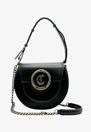 Sac à main en cuir noir de forme ronde, avec des accessoires en métal doré et une bandoulière ornée de chaînes. Présente un logo circulaire avec une bordure tressée.