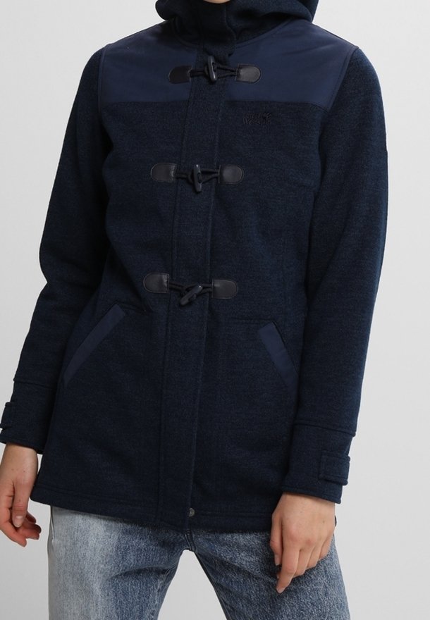 Mörkblå huvad kappa i texturerat tyg, med mörka detaljer, knappstängningar och sidfickor. Slim fit design.