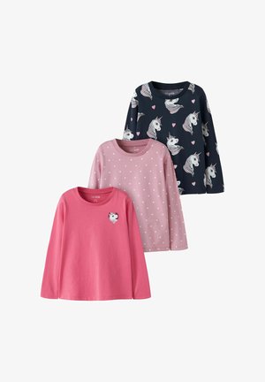 Trois chemises à manches longues pour enfants : rose uni avec cœur et chien, rose clair à pois blancs, bleu marine avec licornes blanches et cœurs roses.
