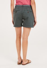 Donkergroen katoenen shorts met opgerolde zoom, voorzien van twee knoopzakken aan de achterkant en een gestreepte tailleband.