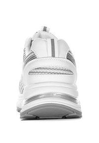 Biała sportowa buty z gładką skórzaną cholewką, teksturowanymi panelami z siatki, amortyzowaną podeszwą i szarymi akcentami. Widok z tyłu pokazuje pętelkę do zakładania.