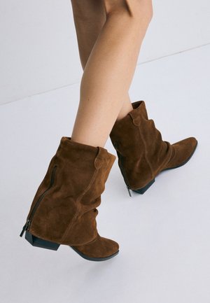 Stradivarius, Slouch Western style - Stivaletti - brown