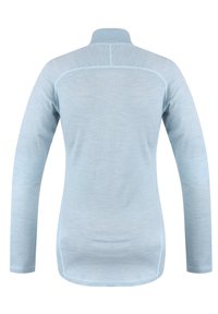 Dlouhý rukáv top v světle modré barvě, vyrobený z měkké, strukturované látky. Obsahuje stojací límec, viditelné švy a zakřivený lem.