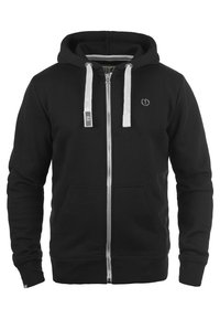 Zwarte hoodie met rits, met trekkoorden, voorzakken, ribgebreide manchetten en een klein logo op de borst, gemaakt van zachte stof.
