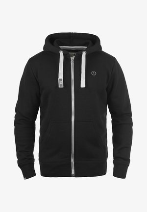 Fekete, cipzáros kapucnis pulóver húzózsinórral, elülső zsebekkel, bordás mandzsettákkal és egy kis logóval a mellrészen, puha anyagból.