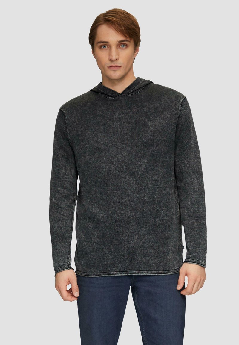Schwarze Denim-Hoodie mit langen Ärmeln, einer vorderen Kängurutasche und einer strukturierten Oberfläche. Verfügt über kontrastierende Nähte und eine lockere Passform.