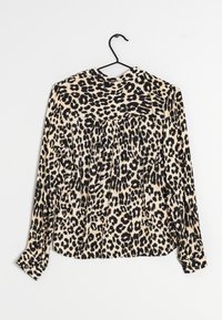 Leopardenmuster Bluse mit langen Ärmeln, rundem Ausschnitt, plissiertem Rückendetail und schwarzen Knopfakzenten an den Manschetten. Der Stoff hat eine glatte Textur.