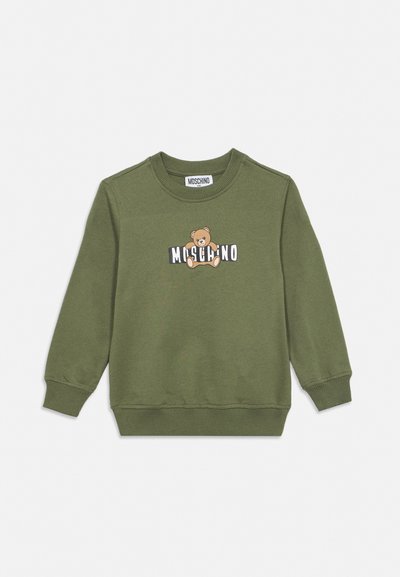 Ilgomis rankovėmis, alyvuogių žalia džemperis su ribotu užsegimu ant rankogalių ir apačios, ant krūtinės su meškiuko grafika ir užrašu „MOSCHINO“.