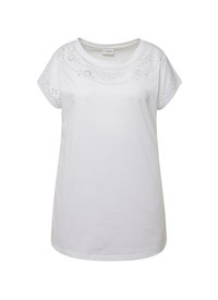 Camiseta de algodón blanca con mangas cortas, que presenta bordados florales a lo largo del escote y el hombro, con una textura suave y un corte relajado.