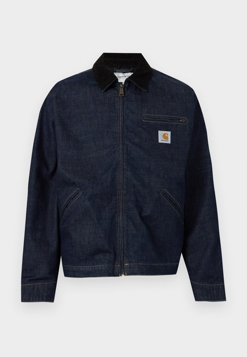 Tmavě modrá denimová bunda na zip s černým límcem, dvěma bočními kapsami, kapsou na zip na hrudi a malou nášivkou s logem Carhartt na hrudi.