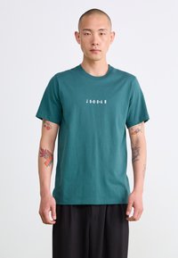 Jordan AIR CREW - Nyomott mintás póló - oxidized green