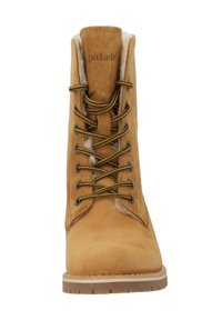 Botas de ante color marrón claro con cordones, cuello acolchado, punta redonda, cordones en amarillo y negro contrastantes, y suela de goma marrón resistente.