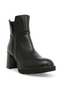 Stivaletto in pelle nera con tacco grosso, punta rotonda, cerniera laterale e superficie liscia, con dettagli di cucitura sottili.