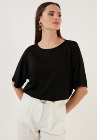 LELA LOOSE FIT - Jednoduché tričko - black