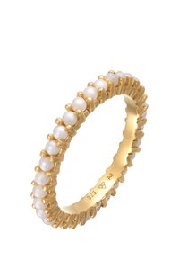 Ring in Goldton mit abwechselnden weißen Perlenakzenten. Das Design verfügt über ein strukturiertes Band und eine glatte Innenseite, gekennzeichnet mit "925".