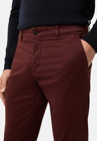 Bordeauxfarbene Stretch-Cotton-Hosen mit einem Knopfverschluss, seitlichen Taschen und einer glatten Textur im Slim-Fit-Design.