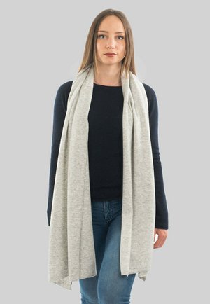 Bufanda de color gris claro hecha de tejido suave, drapeada elegantemente alrededor del cuello. Presenta una textura suave, sin patrones ni elementos metálicos.