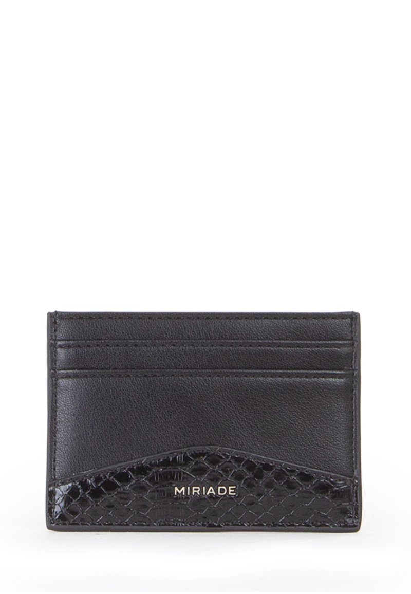 Porta carte nero con pelle liscia e accento in pelle di serpente testurizzata e logo dorato "MIRIADA". Contiene molteplici scomparti per carte.