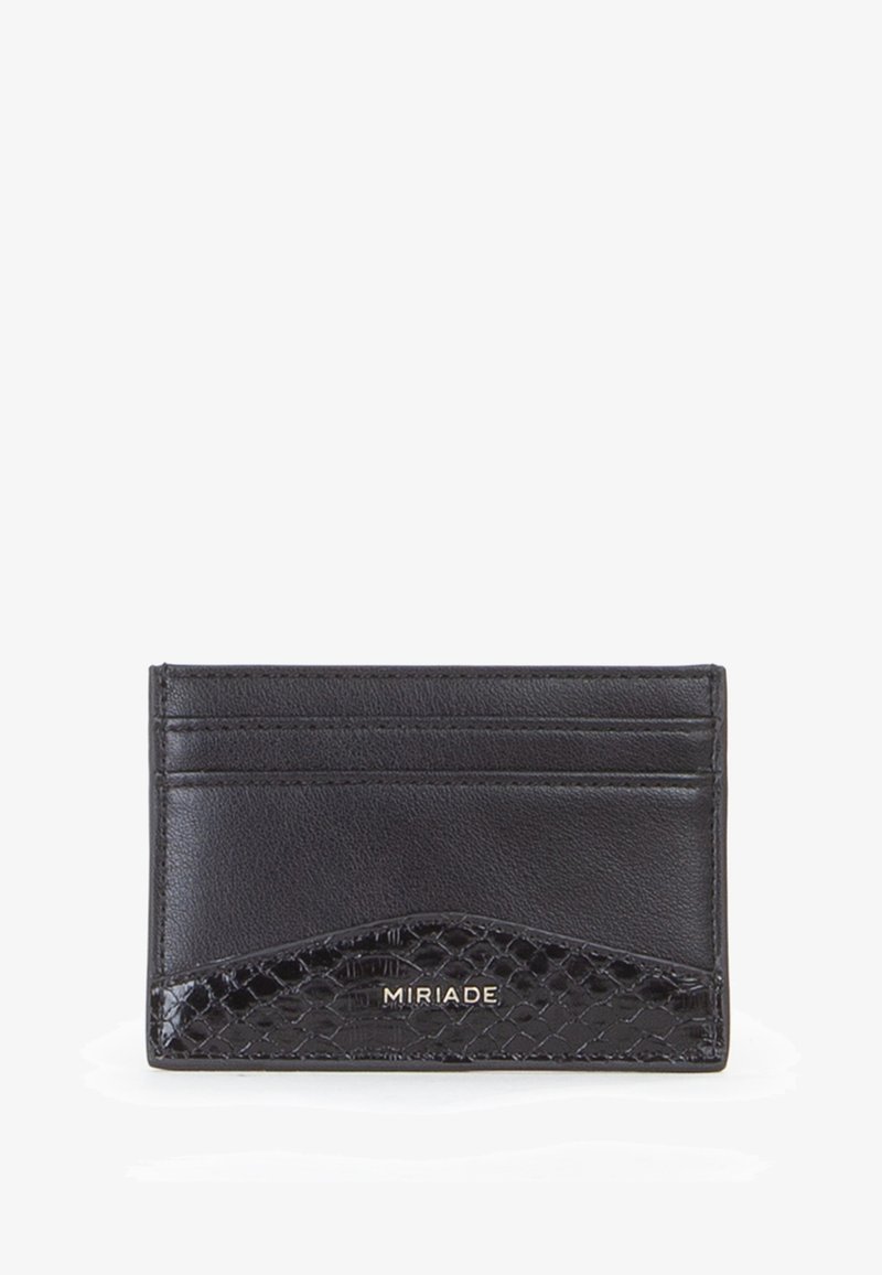 Porta carte nero con pelle liscia e accento in pelle di serpente testurizzata e logo dorato "MIRIADA". Contiene molteplici scomparti per carte.