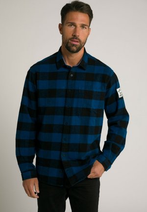Blauw en zwart geruite flanellen overshirt met lange mouwen, knopenlijst aan de voorkant, enkele borstzak en label op de linker mouw.