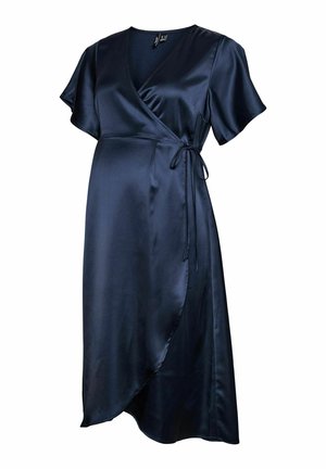 Abito avvolgente in satin blu navy, maniche corte, scollatura a V, chiusura con cintura in vita, orlo asimmetrico, texture morbida, drappeggio elegante.