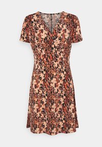 Robe portefeuille florale avec des manches courtes, un décolleté en V et un fond noir orné de fleurs orange et roses.