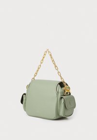 Sac à épaule en cuir vert avec une chaîne dorée, de forme rectangulaire, texture lisse, poche latérale et accents de design minimalistes.