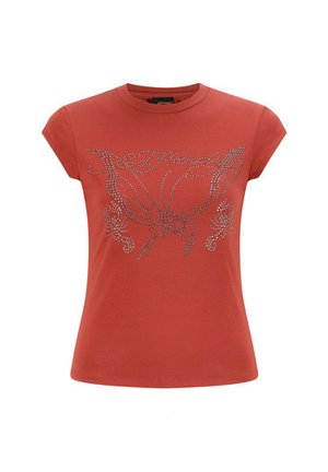 Camiseta roja de manga corta con un diseño de mariposa hecho de piedras de strass transparentes, fabricada en suave algodón, con cuello redondo y una silueta ajustada.