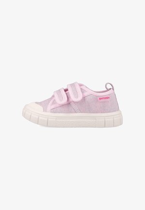 Zapatilla textil rosa con dos correas de Velcro, punta de goma blanca en contraste y suela texturizada. Presenta un pequeño detalle de logo en el costado.