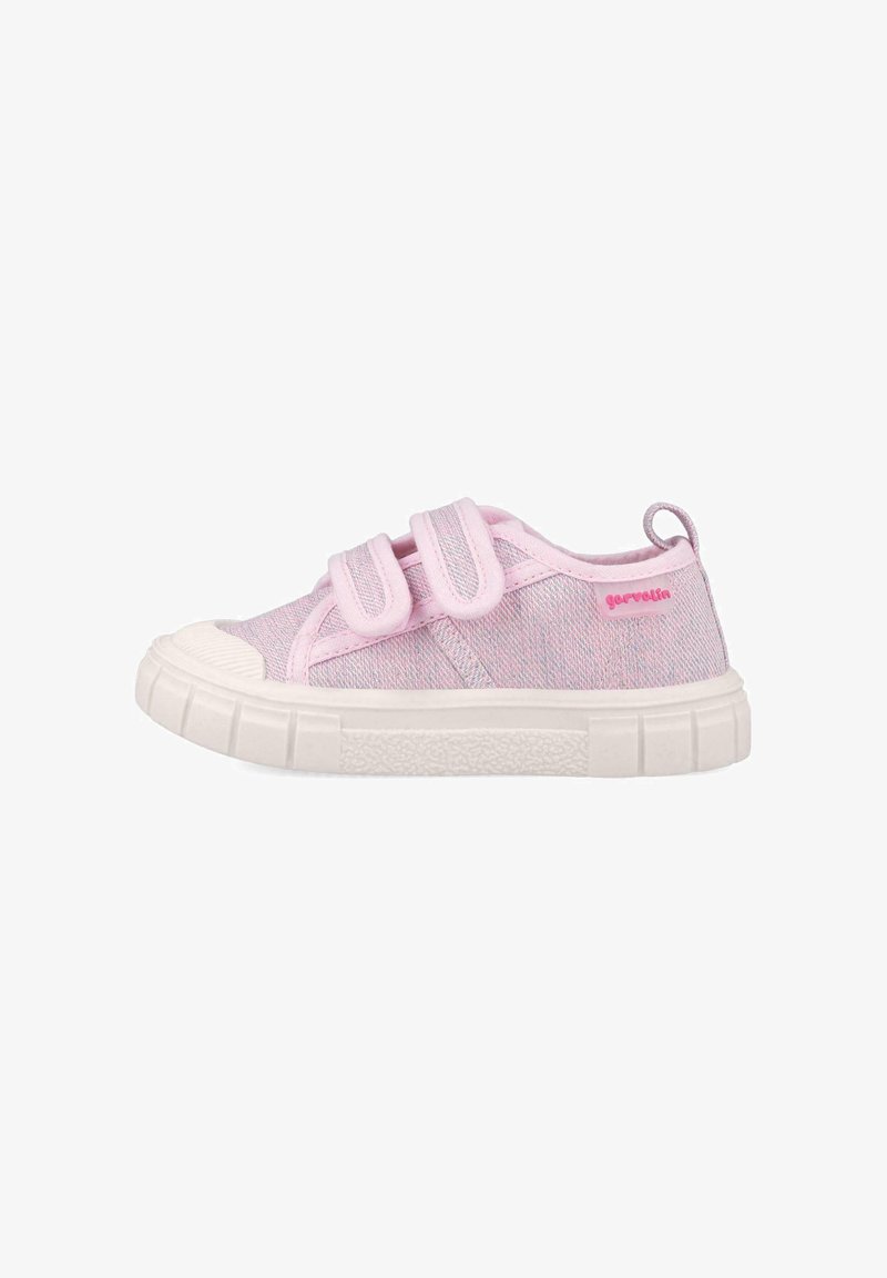 Zapatilla textil rosa con dos correas de Velcro, punta de goma blanca en contraste y suela texturizada. Presenta un pequeño detalle de logo en el costado.