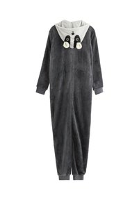 Une combinaison en polaire grise avec capuche. La capuche est ornée de détails en peluche noir et blanc avec des accents d'oreilles. Poignets et chevilles élastiques.