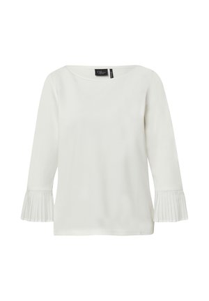 Witte lange mouwtop met een bootneck en geplooide, uitlopende mouwen. Glad stoffen textuur; minimalistisch ontwerp. Merktag zichtbaar bij de halslijn.