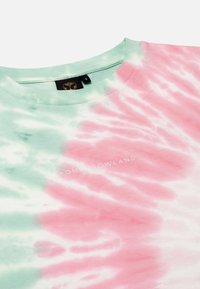 T-shirt met tie-dye in groene en roze tinten, met een ronde hals en een geborduurd "TOMORROWLAND" logo in het wit. Zachte katoen.