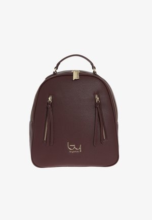 Zaino in pelle color marrone scuro con finitura strutturata, doppia cerniera frontale e manico superiore. Presenta un accento logo dorato sulla parte anteriore.