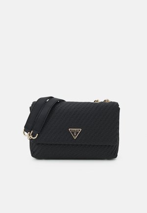 Sac bandoulière tissé noir avec ferrures dorées et emblème du logo Guess sur le rabat avant, avec une sangle réglable.