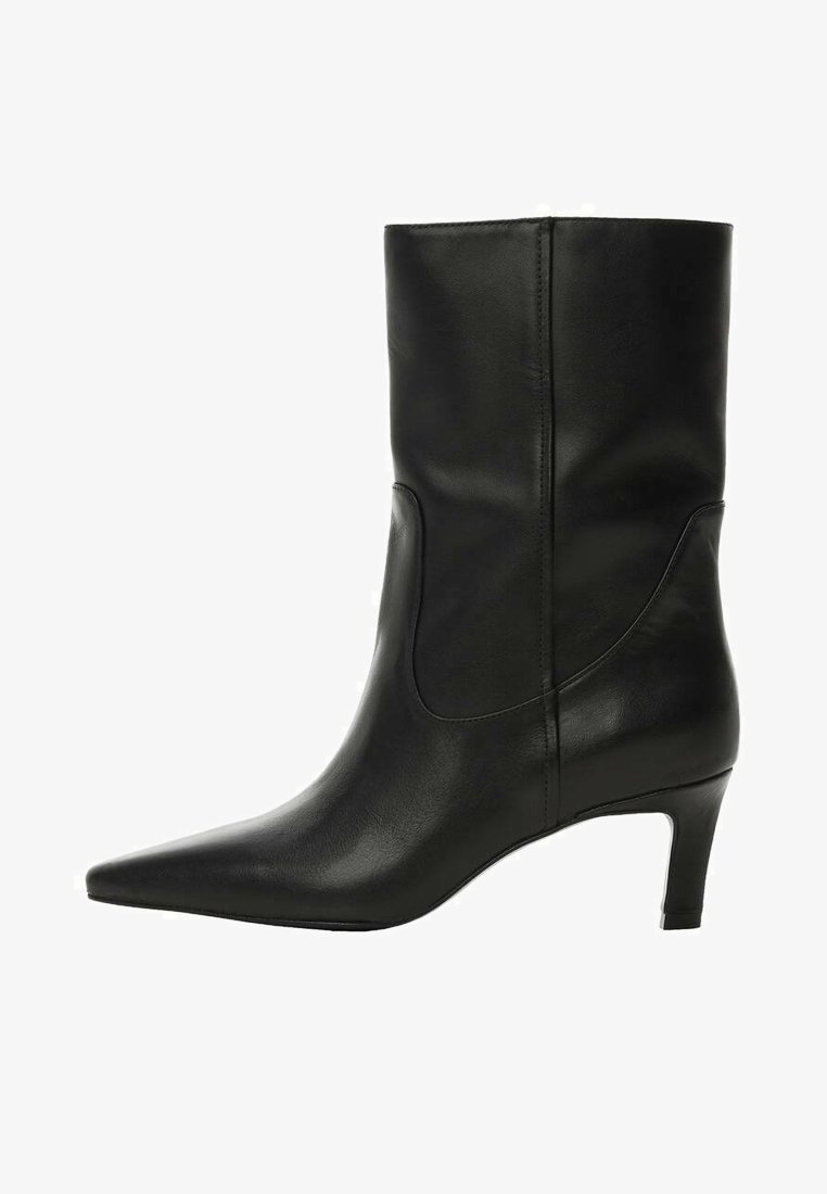 Botte en cuir noire mi-mollet à bout pointu et talon fin, texture lisse, avec des détails discrets sur les coutures sur le côté.