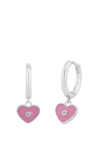 Orecchini a cerchio in argento presentano charm a forma di cuore rosa con un cristallo centrale. I cuori sono solidi con una texture liscia e bordi ben definiti.