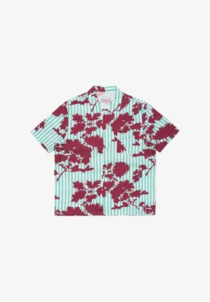 Camicia a maniche corte con bottoni, righe verticali turchesi e grande stampa floreale rosso scuro, con taschino frontale sul petto e colletto aperto.