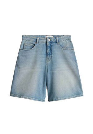 Lichtblauwe denim shorts met riemlussen, knoop aan de voorkant, ritssluiting en voorzakken, plat gelegd op een witte achtergrond.