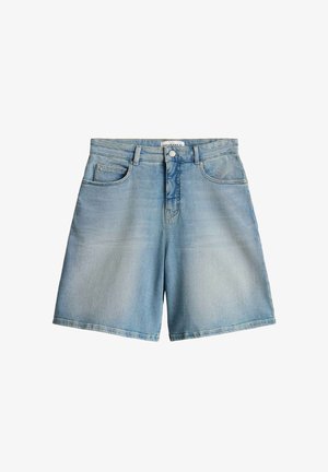 Hellblaue Jeansshorts mit Gürtelschlaufen, vorderem Knopf, Reißverschluss und Vordertaschen, flach auf weißem Hintergrund liegend.