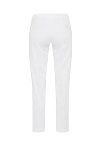 Pantalon blanc ajusté vu de dos avec deux poches passepoilées à l'arrière et une ceinture avec passants pour ceinture.