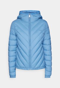 Světle modrá prošívaná bunda s kapucí a šikmým prošíváním ve tvaru šipky. Má přední zip a elastické manžety. Vyrobena z hladkého, polstrovaného materiálu.