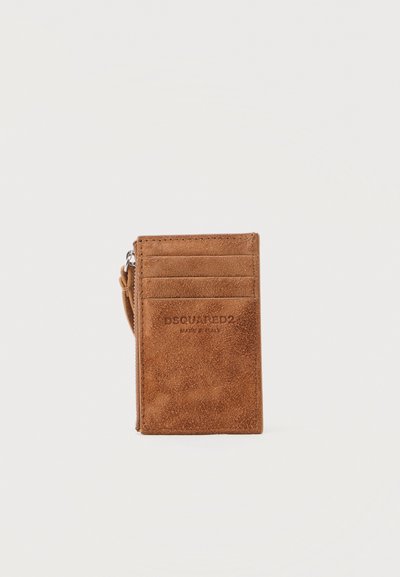 Porte-cartes en daim marron avec quatre emplacements pour cartes et « DSQUARED2 Made in Italy » embossé sur le devant, attaché à une pochette zippée.