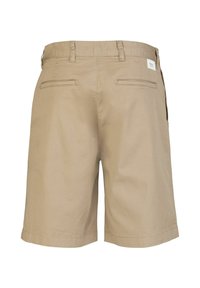 Beige shorts set fra ryggen, med en talje med bæltestropper og to baglommer. Simpelt og casual design.
