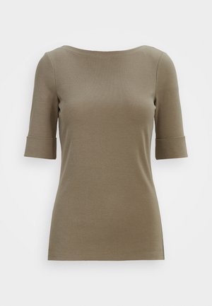 Dopasowana koszula w kolorze taupe z rękawami do łokcia i szerokimi mankietami, z dekoltem w kształcie łodzi i gładkim dzianym materiałem.