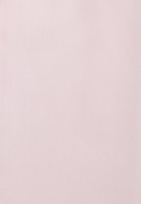 Texture de tissu rose doux avec un motif tissé fin, uniformément éclairée, montrant des fils subtils et des détails de surface lisses.